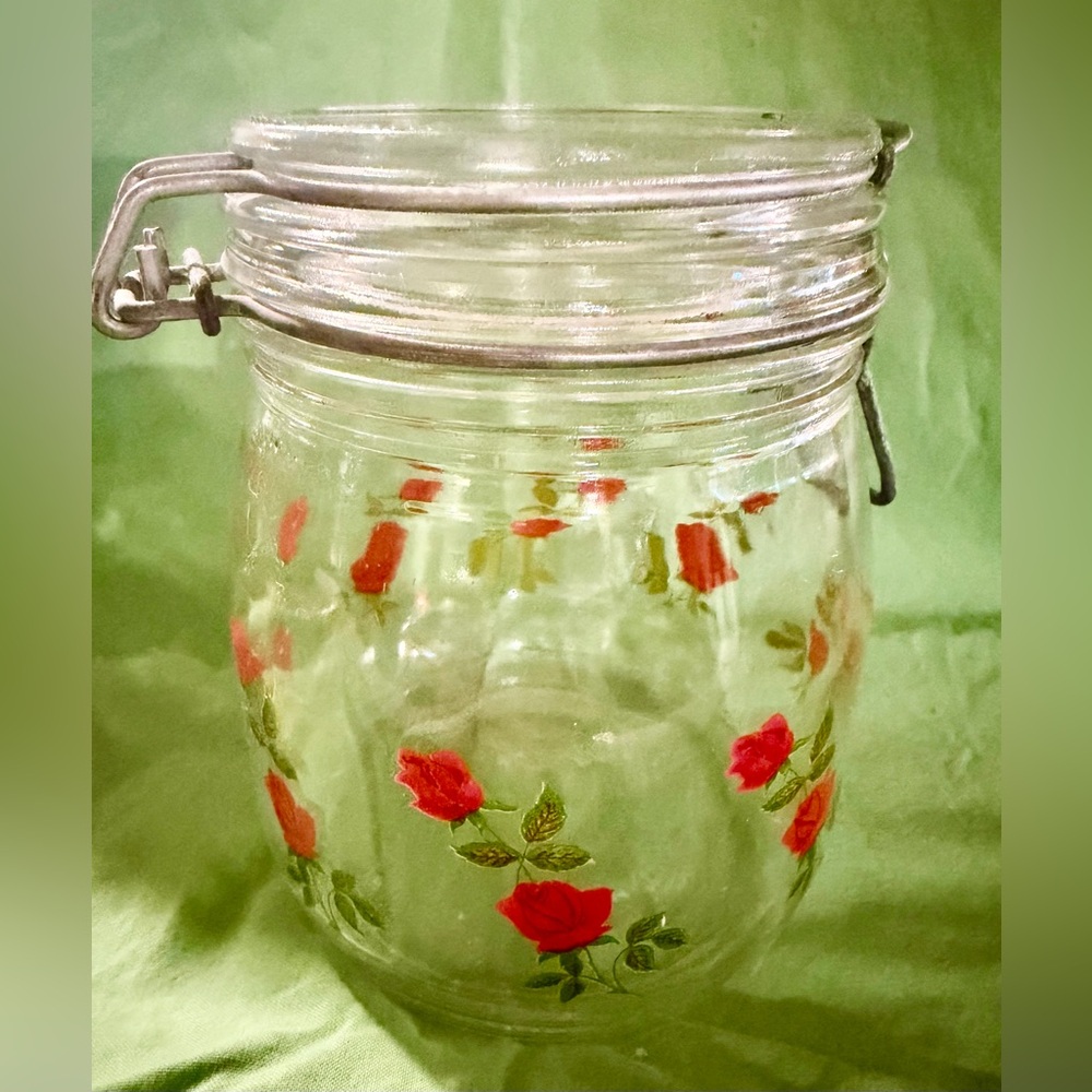 Vintage 1970s glass storage jar 
manufactured in France by ARC (Arcoroc)